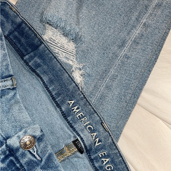 American eagle Jeans with holes in both knees, stretchy/high waisted - Picture 2 of 3